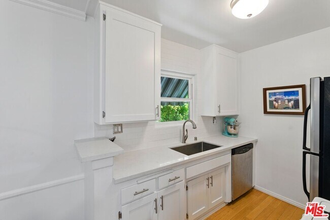 Building Photo - 1929 Tamarind Ave