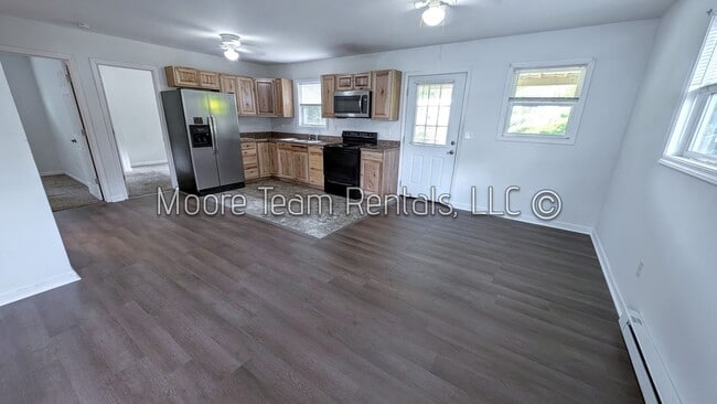 Building Photo - Cozy 2 Bed House with Deck & Yard