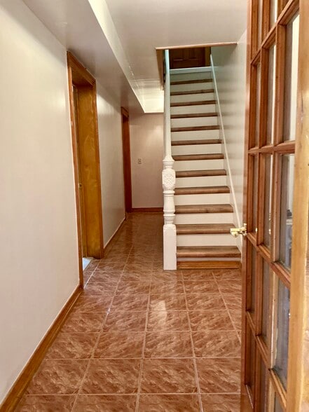 Private Hallway Entrance - 541 47th St