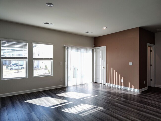 Building Photo - Beautiful 3 bedroom, 2.5 bathroom townhome in Belterra!