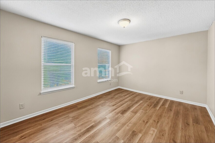 Building Photo - 2324 Shadowbrook Dr