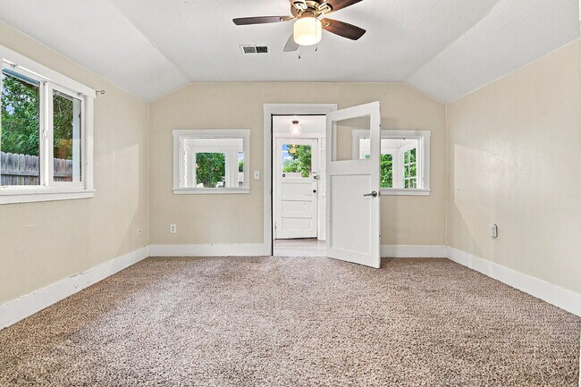 Building Photo - $1,595.95 with $250 Cleaning Voucher, 1 Bed - 1 Bath, Single Family Home in Aurora with Private a...