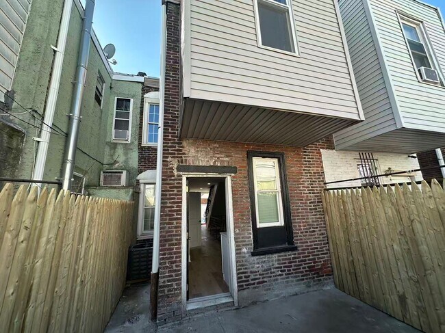 Building Photo - 3b1b house available in South Philly
