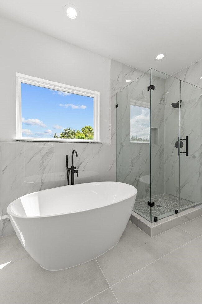 Building Photo - 3348 Sauer St