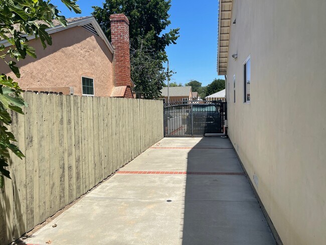 Driveway/Gate - 6947 Jellico Ave