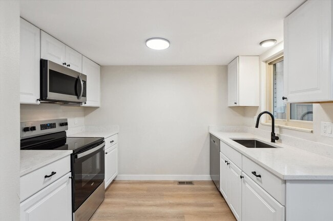 Building Photo - Adorable and Spacious Golden Townhome
