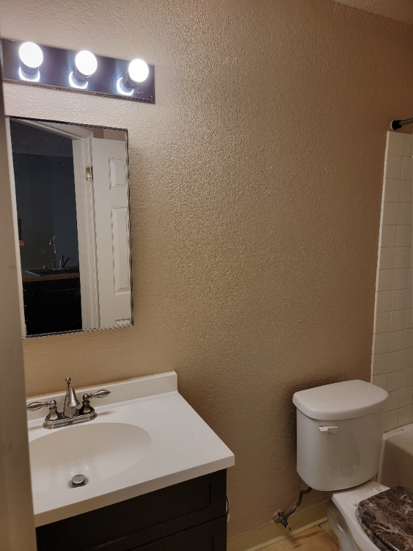 Building Photo - 490 Elm Dr