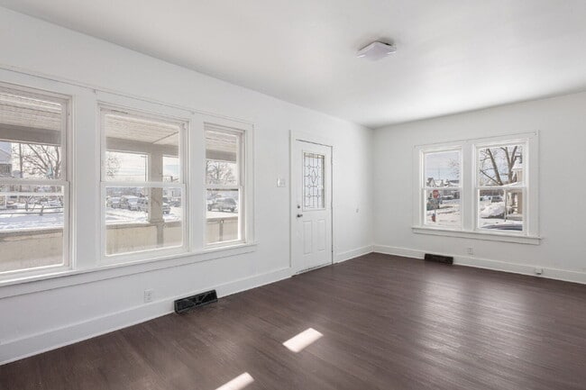 Building Photo - NOW AVAILABLE.  Fully remodeled...