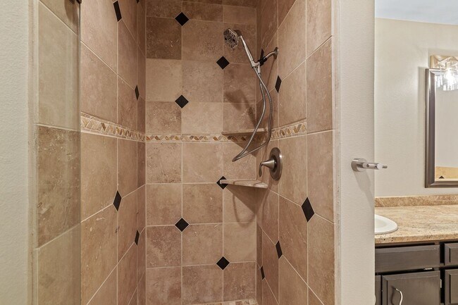 Building Photo - Beautiful Downtown Coeur d' Alene Condo  w/ Amazing Views!