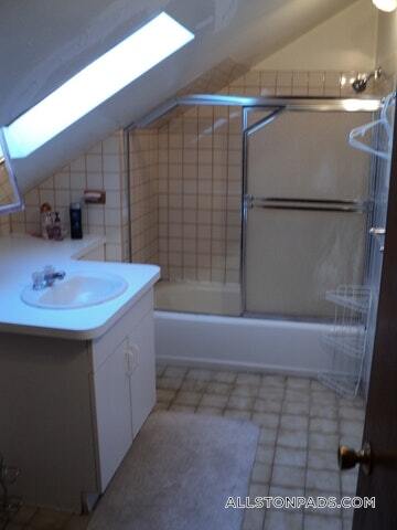 Building Photo - 36 Linden St