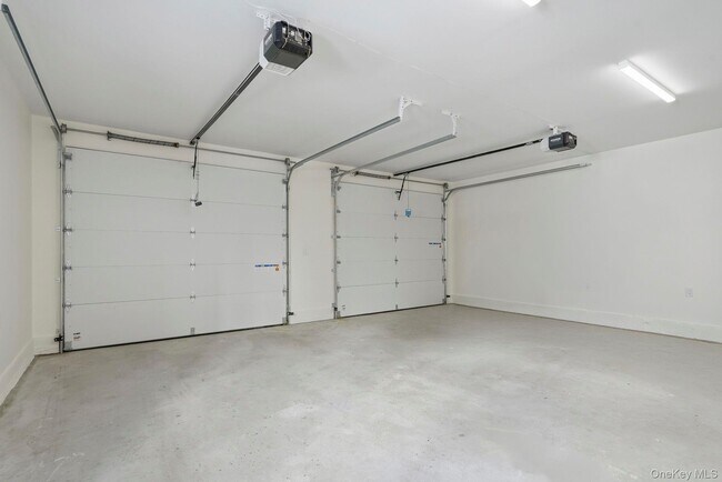 Building Photo - 31 Gedney Way