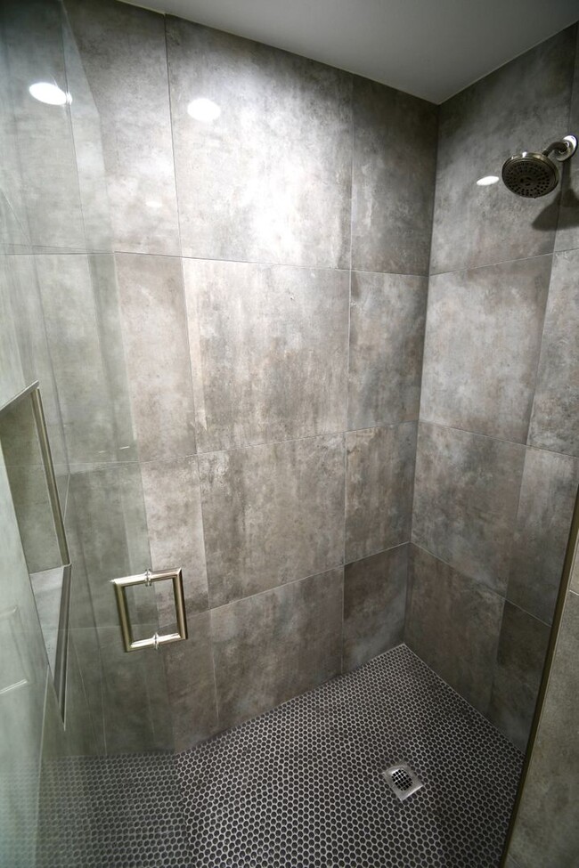 Building Photo - Beautifully remodeled 4 bedroom, 3 Bath