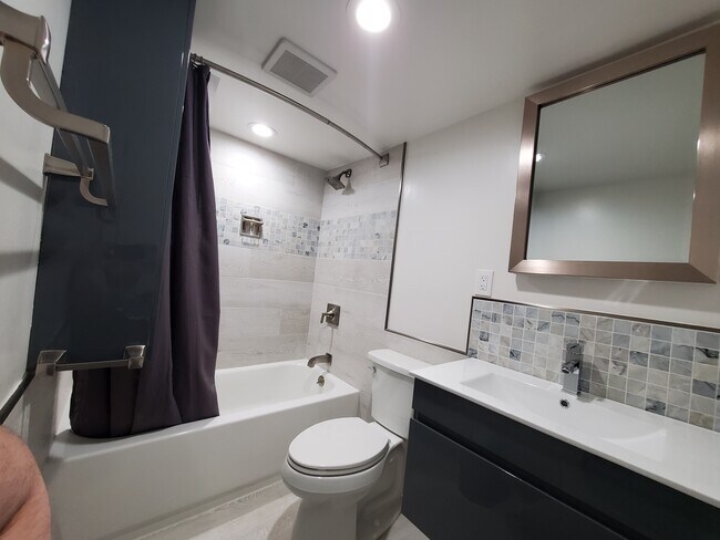 Bathroom - 7 Bancroft St