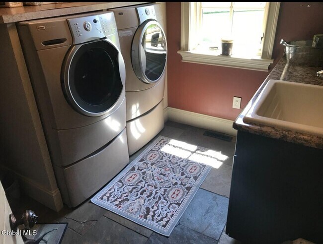 Building Photo - 106 Greenfield Ave