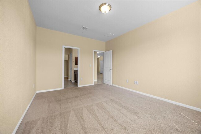 Building Photo - 2880 Donnell Dr