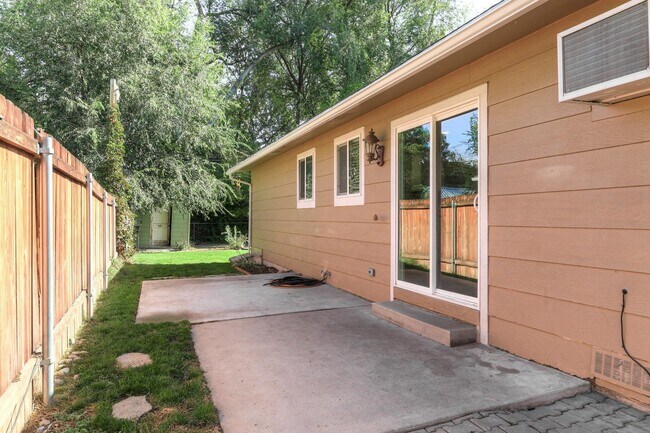 Building Photo - Beautifully Renovated 2 Bed, 1 Bath Townhouse – Available July 1st!