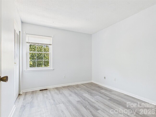 Building Photo - 8811 Hunter Ridge Dr