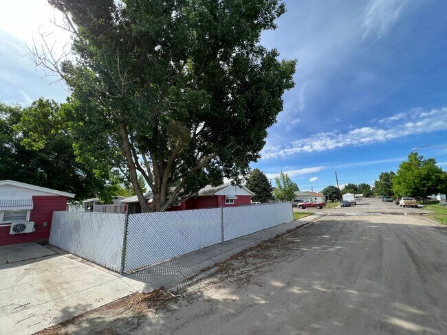 Building Photo - 429 E Pine St