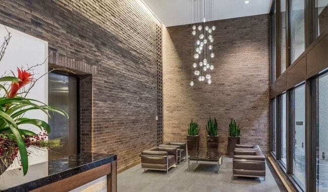 Building Photo - 2650 N Lakeview Ave