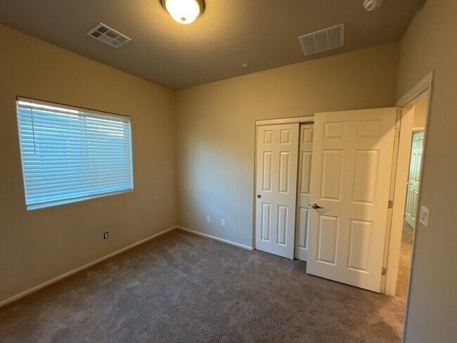 Building Photo - SHORT TERM LEASE,  Beautiful 3 bedroom 3 bathroom townhome.