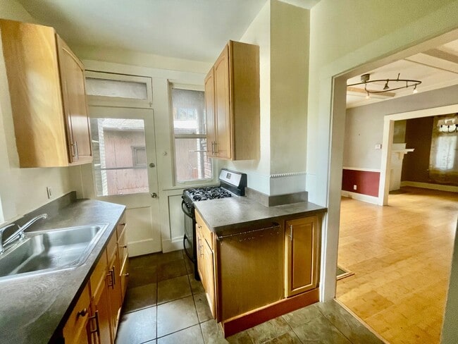 Building Photo - 4 Bed 1-2 Bath- Frick Pittsburgh PA