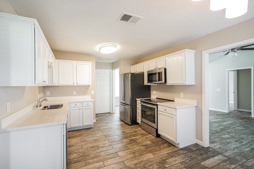 Building Photo - 1312 S Hampton Ct