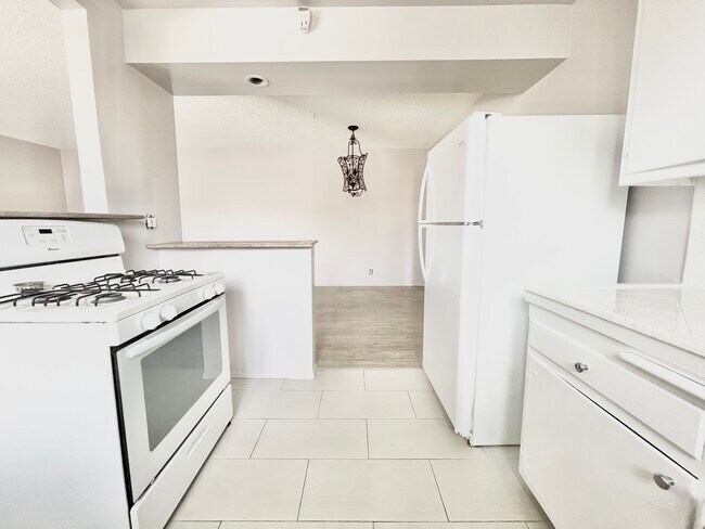 Building Photo - 854 S Sherbourne Dr