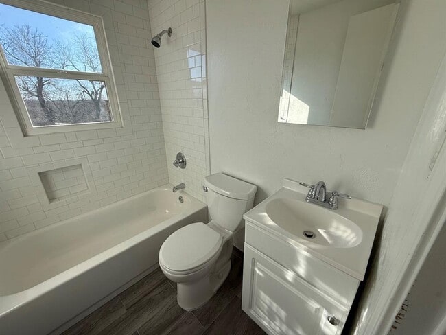 Building Photo - 4400 NE 16th Terrace