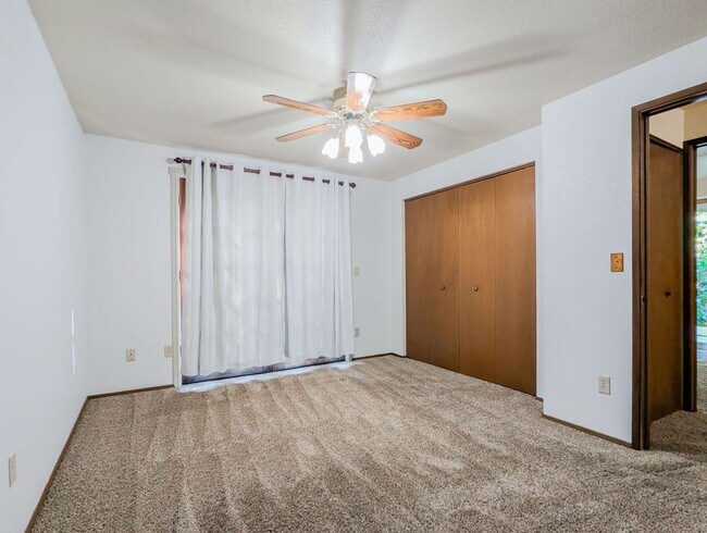 Building Photo - Charming 3 bed, 1.5 bath country rambler i...