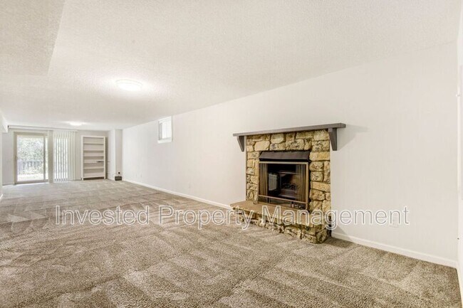 Building Photo - 7956 S Vincennes Way
