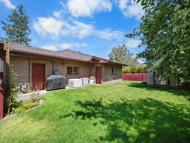 Building Photo - Fully Furnished 3 bedroom/3 bathroom North Spokane Home