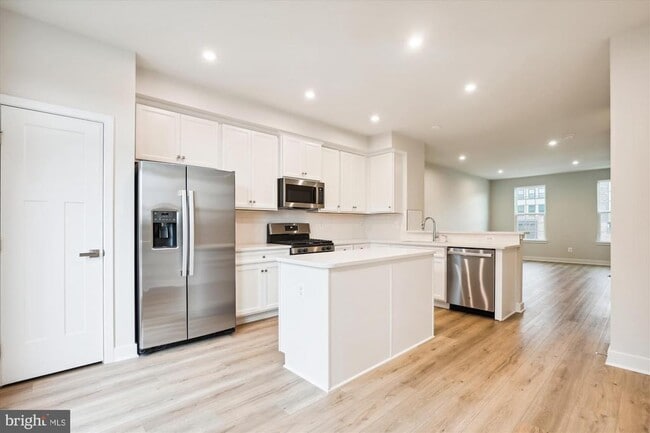 Building Photo - 14076 Sunrise Valley Dr