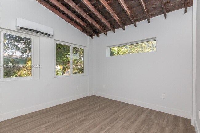Building Photo - 2302 Funston St