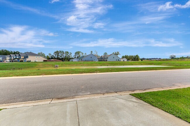 Building Photo - Recess Pointe’s One and Only Duplex! 3 Sto...