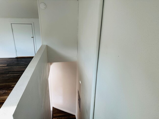 Building Photo - 415 16th St W