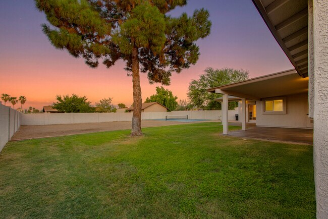Building Photo - Beautiful 4 Bedroom, 3 Bath Home on an Oversized 18,000 Sq Ft Lot