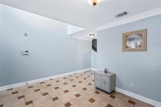 Building Photo - 220 Wegstrom St