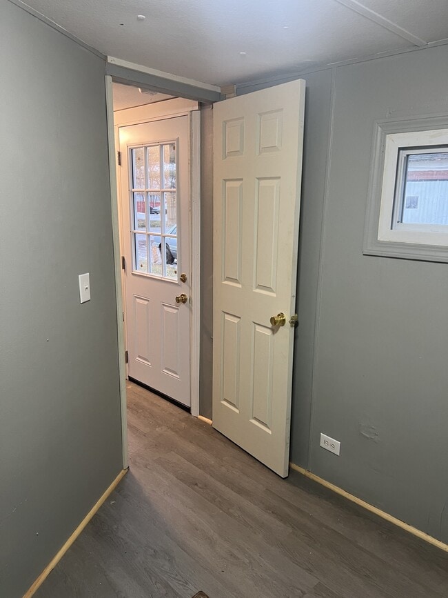 Building Photo - 2 US-2