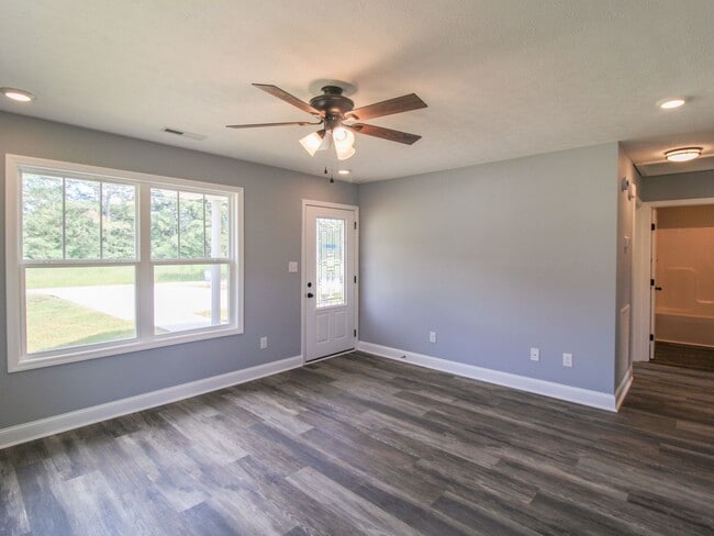 Building Photo - FREE RENT! Great Location close to Athens! MOVE IN Ready!
