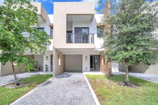 Building Photo - 4181 N Oak Pl