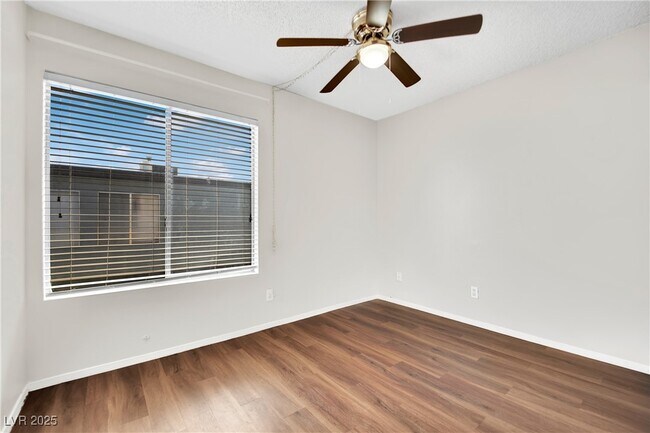 Building Photo - 1417 Hialeah Dr