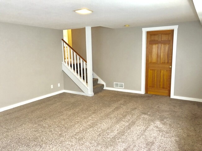 Building Photo - Perfect locale 3 Bed/2Bath Single Family H...