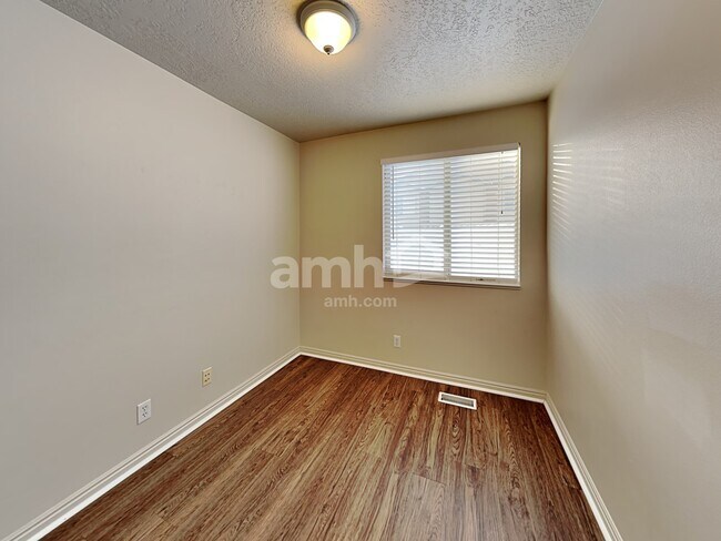 Building Photo - 6301 W Liza Ln