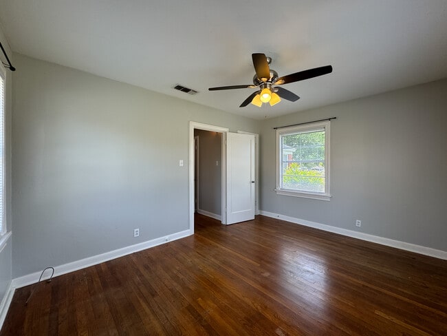 Building Photo - 403 E 6th St