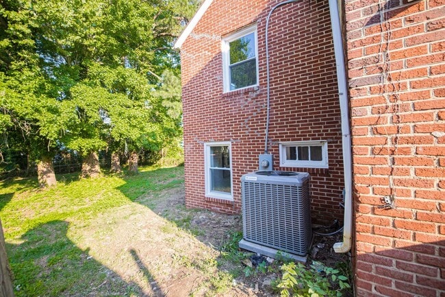 Building Photo - 3 Bedrooms, 2 Bathrooms on Colonial Avenue in Colonial Heights! Must SEE!!!