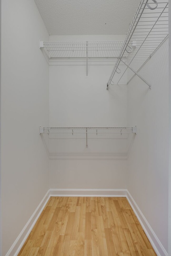 Building Photo - Nicely updated and well-maintained 3 bedro...