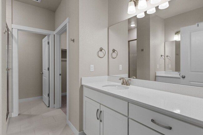 Building Photo - 2 Bedroom 2 Bathroom Ground Floor Townhome in Centerra