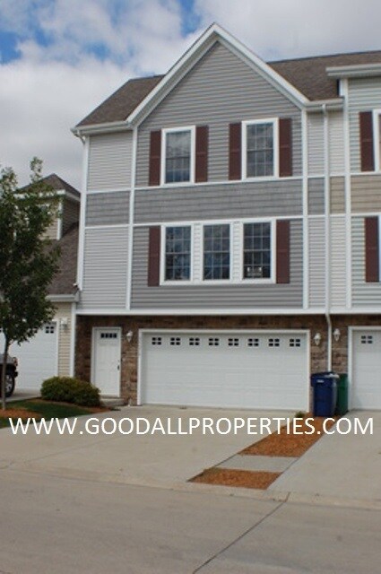 Building Photo - 2 Bedroom, 2.5 Bath Townhome in Urbandale with 2-Car Attached Garage