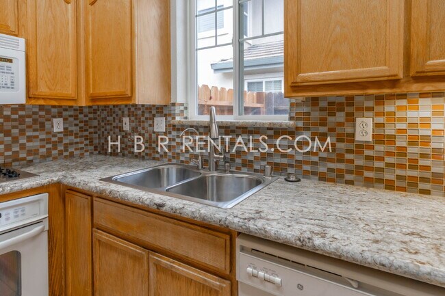 Building Photo - 1582 Peony Dr