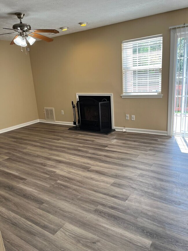 Building Photo - Newly Renovated ; Available Now